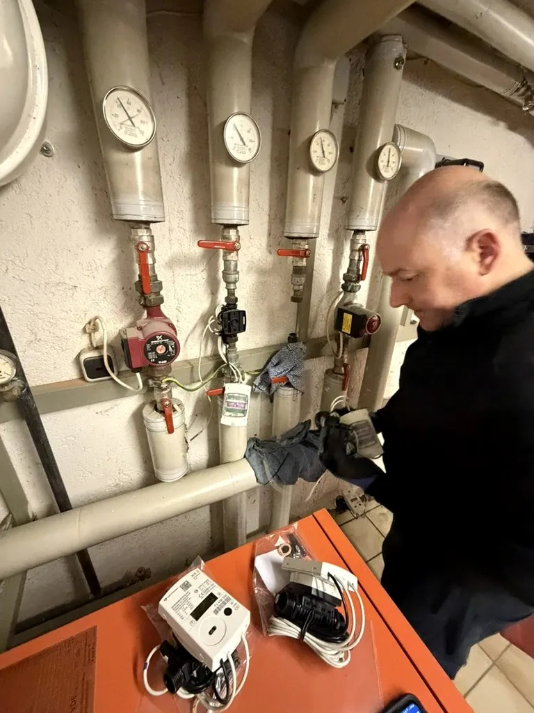 Monteur prüft die Messtechnik im Heizungskeller